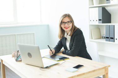 İş, web tasarım ve grafik sanat kavramı - fare kullanarak gözlük gülümseyen güzel kadın tava kroki aygıt
