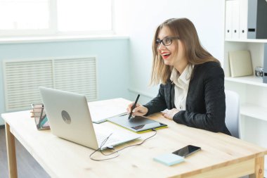 Illustrator uygulaması, web tasarımcısı ve sanatçı kavramı - grafik tasarımcı parlak bir ofiste onun kalem tablet kullanma