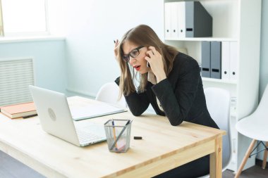 Office, iş ve insan kavramı - cep telefonu arama ve ciddi bir şey düşünüyorum iş kadını