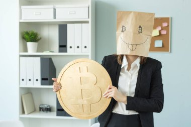 Kripto para birimi, sanal para ve blockchain kavramı - ofiste bitcoin sembolü ile komik kağıt Maske giyen kadın
