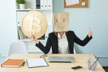 Kripto para birimi, para, blockchain kavramı - başında paketiyle komik kadın göster bize büyük bir bitcoin. O deli gibi görünüyor