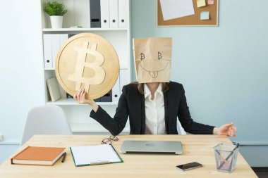 Kripto para birimi, sanal para ve blockchain kavramı - ofiste bitcoin sembolü ile komik kağıt Maske giyen kadın