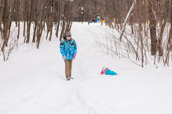 Sevimli köpek - Jack Russell Terrier kış mevsiminde açık havada orta yaşlı kadın