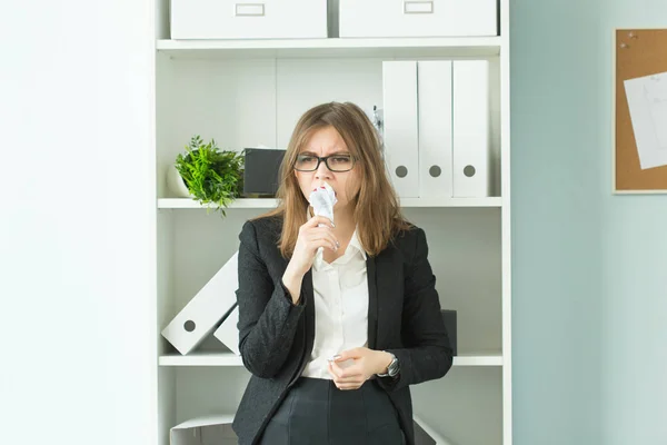 Lidé Podniky Emoce Koncept Žena Nechápavým Výrazem Oblečený Obleku Úřadu — Stock fotografie