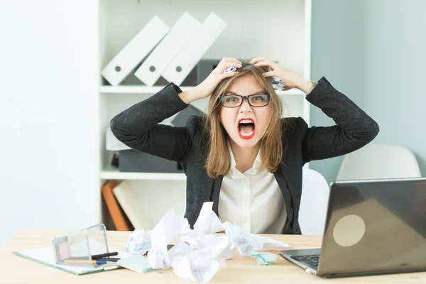 Stres, kancelář, hysterická, lidé koncept - agresivní žena s hodně práce v úřadu smát kvůli hysterka — Stock fotografie