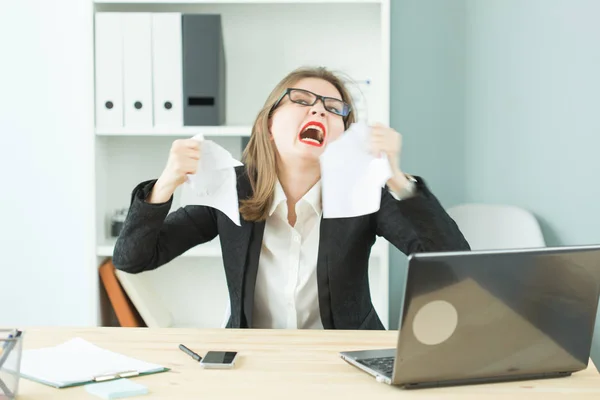 Lidé Podniky Emoce Koncept Mladá Žena Trhání Dokumenty Frustrovaný Výraz — Stock fotografie