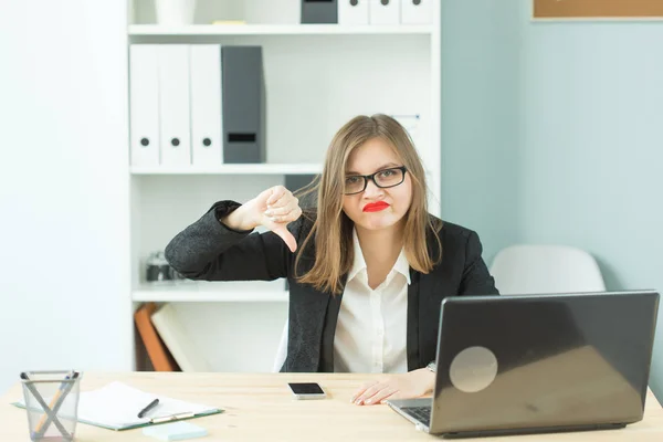 Stres, kancelář, hysterická, lidé koncept - agresivní žena s hodně práce v kanceláři — Stock fotografie