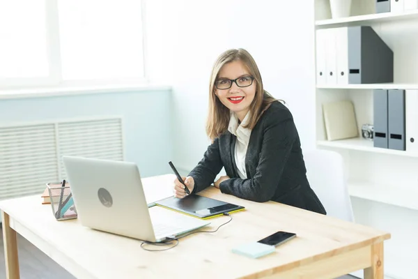 Business, Web-Design und Grafik-Konzept - schöne lächelnde Frau in Brille mit Mausklick-Skizzengerät — Stockfoto