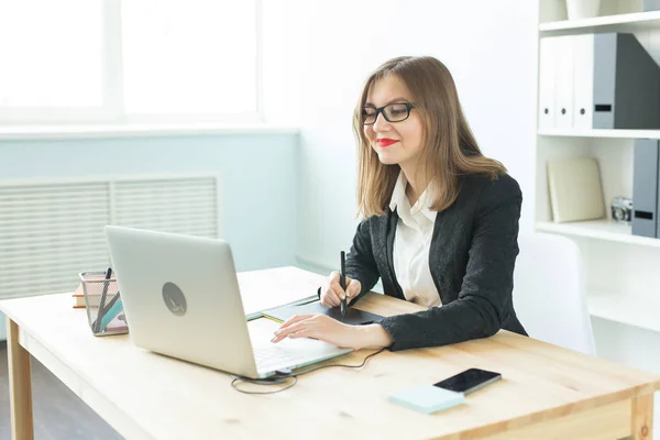 Fotografie und Grafikkonzept - Grafikdesignerin mit Tablet im hellen Büro. — Stockfoto