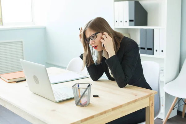 Conceito de escritório, trabalho e pessoas - Mulher de negócios chamando o telefone celular e pensando em algo sério — Fotografia de Stock