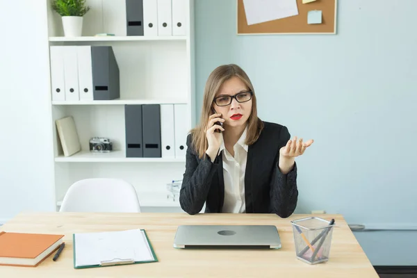 Obchodní, realitní a lidé koncept - atraktivní žena v kanceláři mluvit na telefonu a dělat poznámky — Stock fotografie