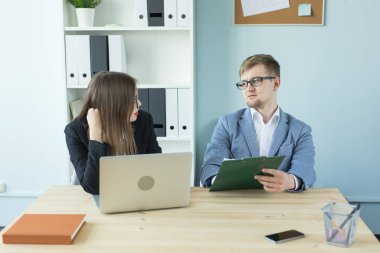 İş, takım çalışması ve insanlar kavramı - ciddi adam ve ofis Projesi'nde çalışan çekici kadın portre.