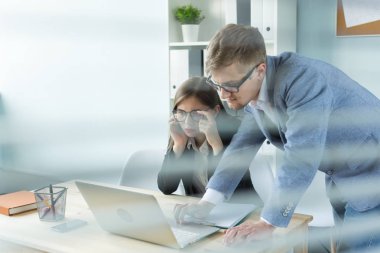 İş, takım çalışması ve insanlar kavramı - yakın çekim portre erkek ve kadın işyerlerine yeni bir proje tartışıyor