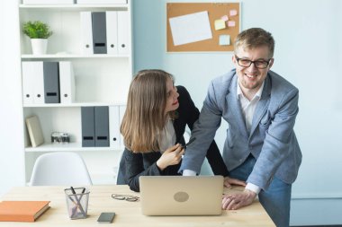 İş, takım çalışması ve insanlar kavramı - kadın ve erkek are çalışma birlikte ofiste
