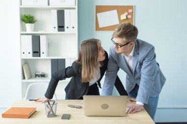 İş, takım çalışması ve insanlar kavramı - ciddi adam ve ofis Projesi'nde çalışan çekici kadın portre.