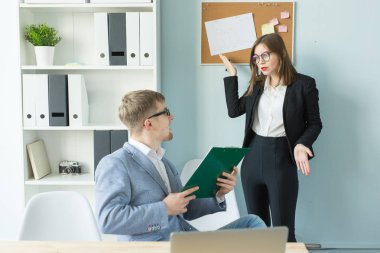 İş, takım çalışması ve insanlar kavramı - ciddi adam ve ofis Projesi'nde çalışan çekici kadın portre.