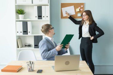 İş, takım çalışması ve insanlar kavramı - ciddi adam ve ofis Projesi'nde çalışan çekici kadın portre.