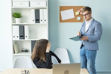 İş, takım çalışması ve insanlar kavramı - ciddi adam ve ofis Projesi'nde çalışan çekici kadın portre.