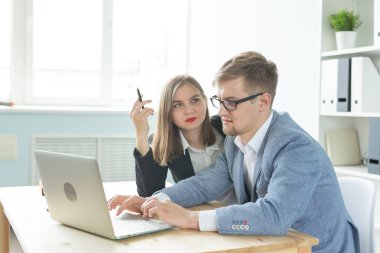 İş, takım çalışması ve insanlar kavramı - kadın ve erkek görüşüyorlar projelerine birlikte ofiste.
