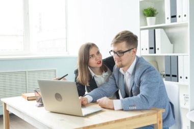 İş insanlar, takım çalışması ve office kavramı - masada oturan ve bazı ilginç başlangıç projesi tartışmaya erkek ve kadın meslektaşım.