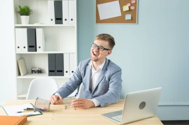 Ofis, iş adamları, sonu kavramı - Yöneticisi çalışmaları sırasında Oyuncak süpermarket arabası ile ofiste ile oynuyor