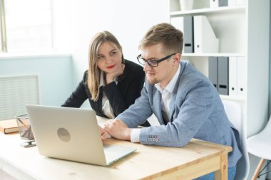 İş adamları, takım çalışması ve office kavramı - kadın ve erkek birlikte Office Başlangıç projesi çalışıyoruz