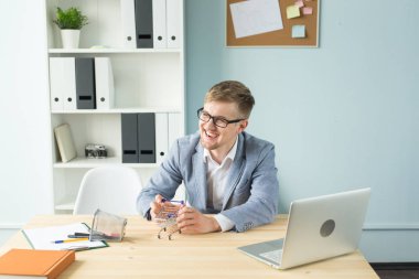 Ofis, iş adamları, sonu kavramı - Yöneticisi çalışmaları sırasında Oyuncak süpermarket arabası ile ofiste ile oynuyor