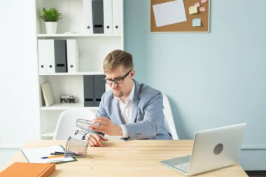 Ofis, iş adamları, sonu kavramı - Yöneticisi çalışmaları sırasında Oyuncak süpermarket arabası ile ofiste ile oynuyor