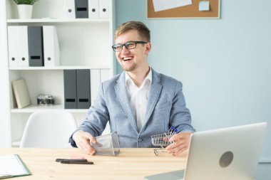 Ofis, iş adamları, sonu kavramı - Yöneticisi çalışmaları sırasında Oyuncak süpermarket arabası ile ofiste ile oynuyor