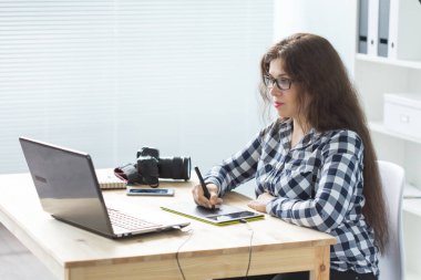 Fotoğraf, web tasarım ve grafik sanat kavramı - grafik tablet kullanarak ve gülümseyen genç kadın Tasarımcısı