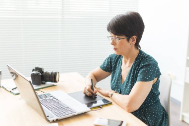 İş, web tasarım ve grafik sanat kavramı - pan kullanan orta yaşlı kadın kroki aygıt