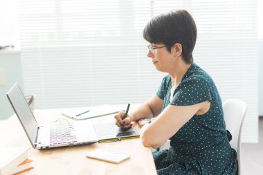 Office, grafik tasarımcı kavramı - kroki çizim dijital tablet holding iş kadın eller