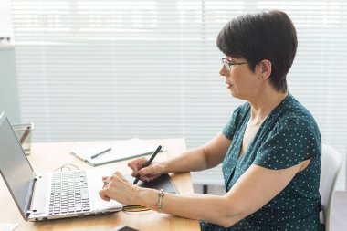 Office, grafik tasarımcı kavramı - kroki çizim dijital tablet holding iş kadın eller