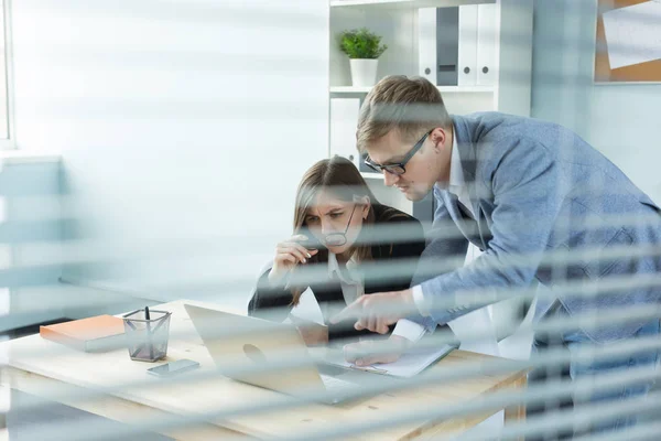 Business, Teamwork und People-Konzept - Porträt eines seriösen Mannes und einer attraktiven Frau bei der Projektarbeit im Büro. — Stockfoto