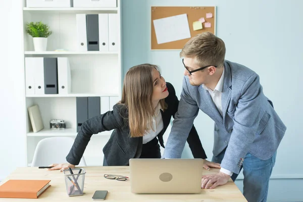 İş, takım çalışması ve insanlar kavramı - yakın çekim portre erkek ve kadın işyerlerine yeni bir proje tartışıyor