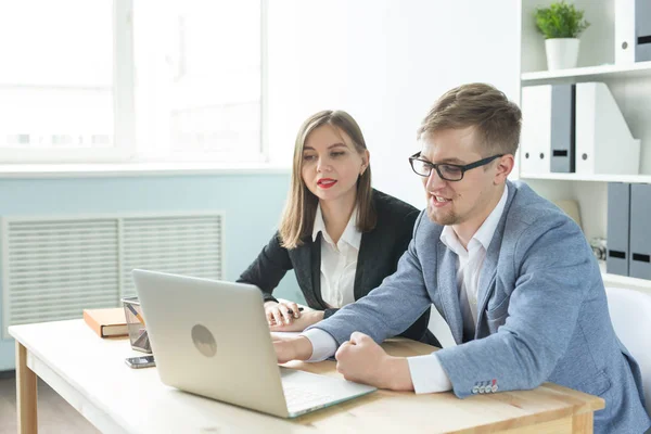 Geschäftsleute, Teamarbeit und Bürokonzept - Frau und Mann arbeiten bei Startup-Projekt gemeinsam im Büro — Stockfoto