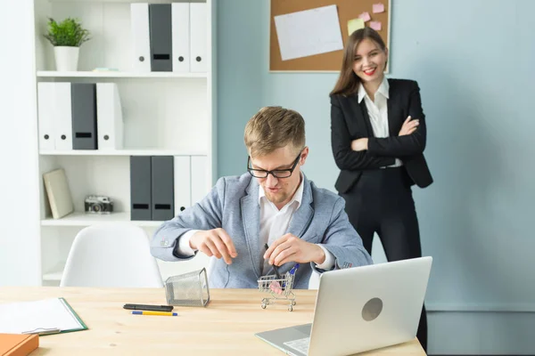 Business, Emotionen und Menschen-Konzept - Geschäftsfrau schreit männlichen Arbeiter im Büro an — Stockfoto