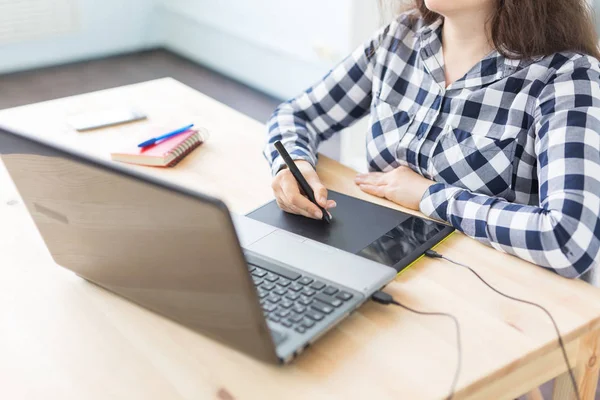 Negócios, web design e conceito de arte gráfica - Close-up de mulher usando dispositivo de esboço pan mouse — Fotografia de Stock