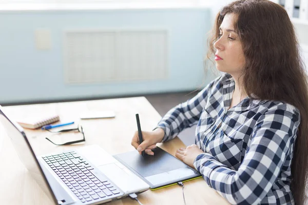 Fotoğraf, web tasarım ve grafik sanat kavramı - fare pan kroki aygıtı kullanarak gözlüklü kadın. Fotoğraf makinesi alan coworking içinde masaya — Stok fotoğraf