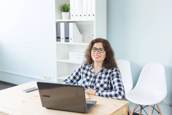 Coworking, diseñador gráfico y el concepto de la gente de negocios - mujer está trabajando en la oficina con el ordenador portátil — Foto de Stock