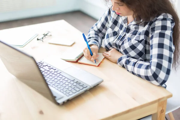 Τεχνολογία, επαγγελματίες και άνθρωποι της έννοιας - κοντινό πλάνο Γυναίκα κάθεται στο γραφείο της και να σημειώσεις σε ένα σημειωματάριο — Φωτογραφία Αρχείου