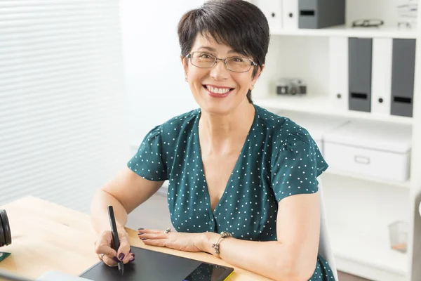 İş, teknoloji ve insan kavramı - mutlu kadın grafik tablet kullanma