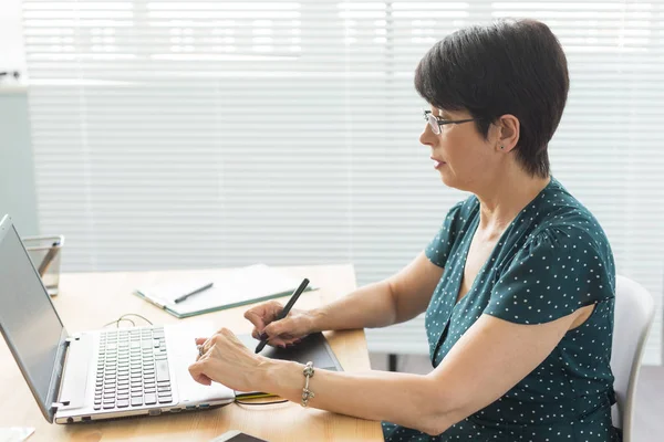 Office, grafik tasarımcı kavramı - kroki çizim dijital tablet holding iş kadın eller