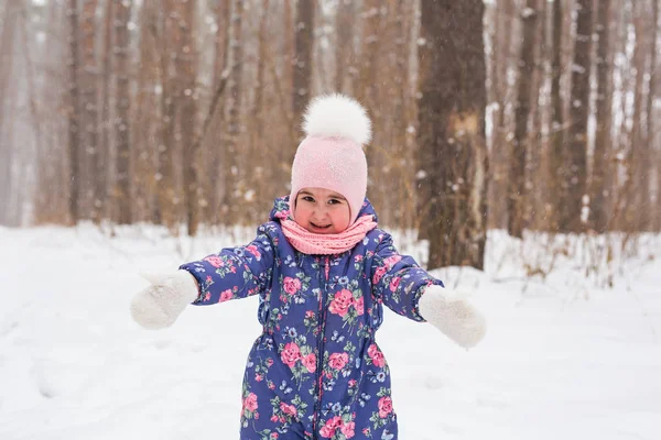 家族、子どもと自然の概念 - 美しい子少女ウィンター パークの楽しさがあります。 — ストック写真