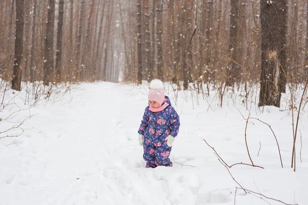 冬、幼年期および自然概念 - 冬のアウトドアで歩く女の赤ちゃん — ストック写真