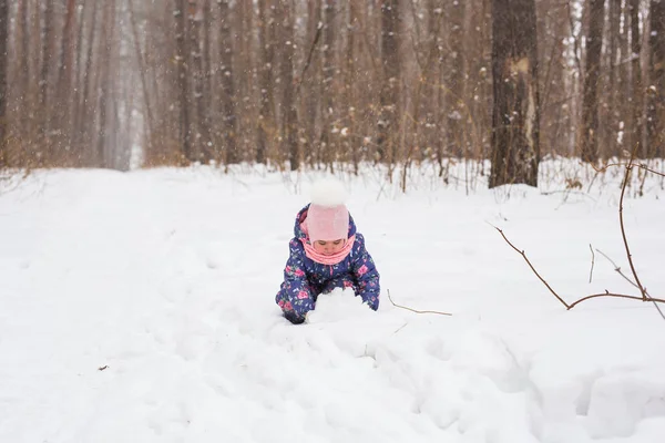 Концепция детства и природы - Очаровательный ребенок играет в зимнем парке — стоковое фото