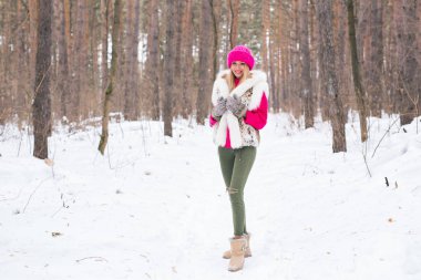 Moda ve insanlar kavramı - kış Park'ta sıcak ceketli güzel bayanı