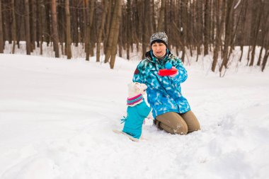 Jack Russell Terrier köpek kış açık havada oyun sahibi kadınla.