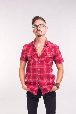 İnsanlar, güzellik ve moda kavramı - portre genç şık yakışıklı adam beyaz arka plan üzerinde yakından