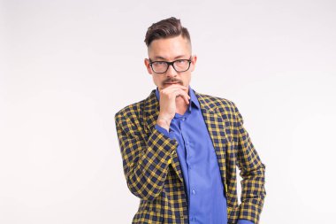 İfade ve insanlar kavramı - beyaz arka plan üzerinde düşünceli adam portresi